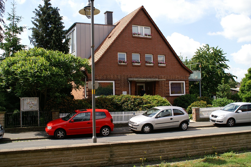 Das Praxisgebäude, gelegen in Dedensen, Bruchstraße Nr 3 
